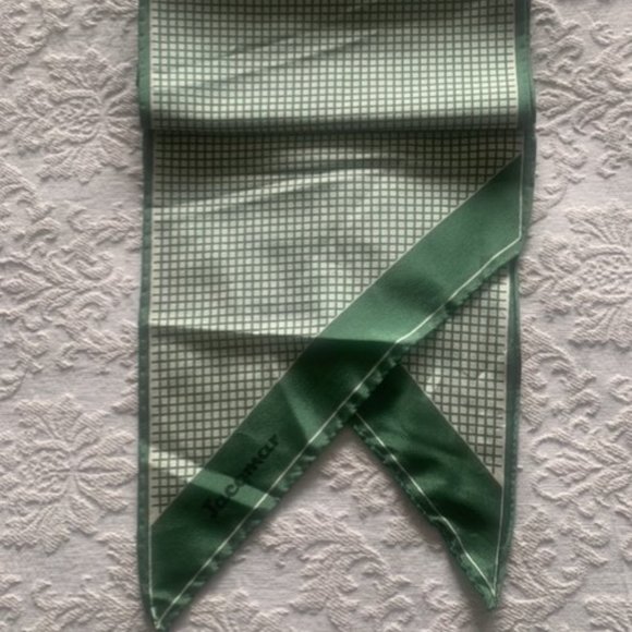 Green scarf - Picture 1 of 3